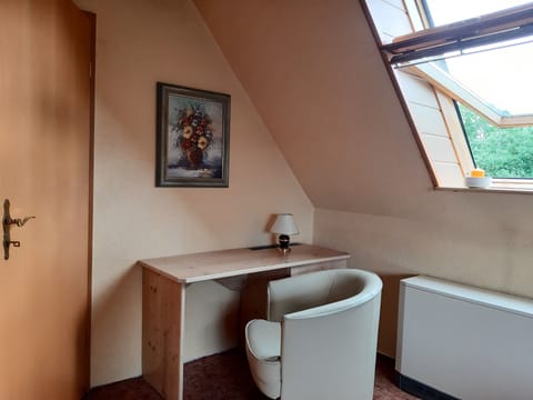 Schreibtisch in Schlafzimmer 1