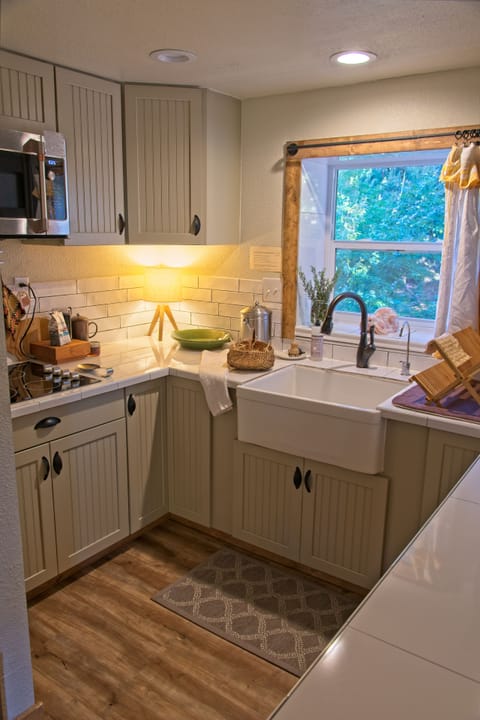 adorable country kitchen , 30 " Kitchenaide range, microwave, etc.