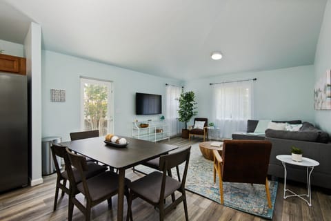 Enjoy delicious home cooked meals and memorable conversations at the 6 seat dining set.