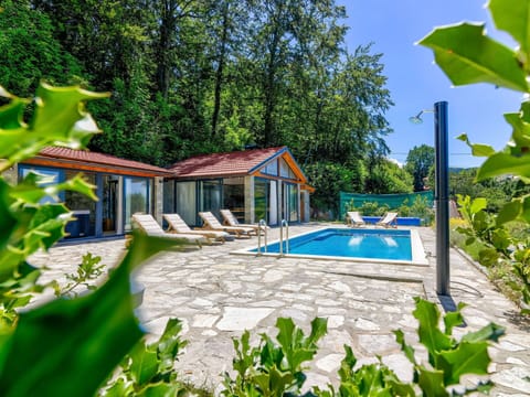 Plant, Water, Building, Sky, Tree, Swimming Pool, Shade, Outdoor Furniture, Body Of Water, Eco Hotel