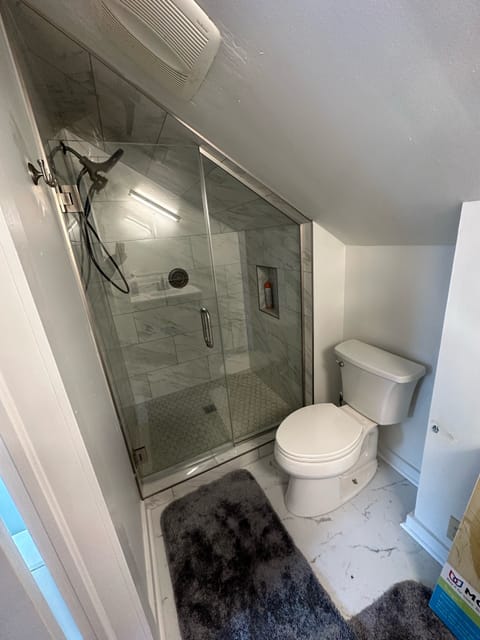 Upstairs secondary full bathroom