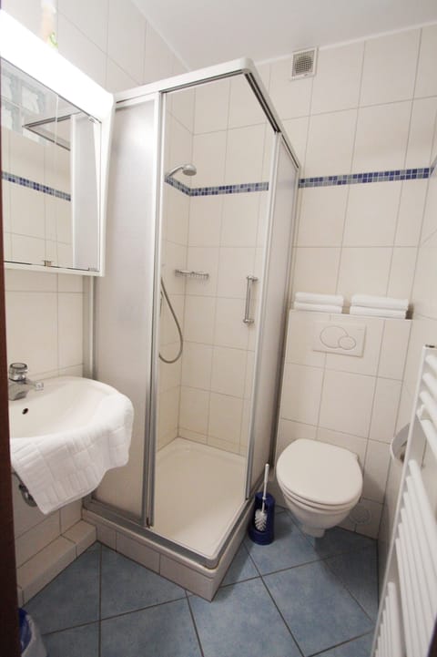 Bath With shower and towels