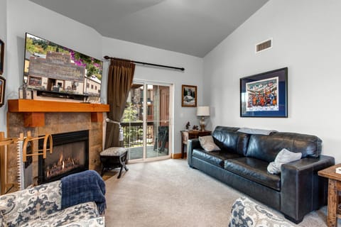 Bear Hollow Lodges 4403: Living room with gas fireplace and private balcony access
