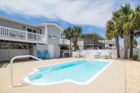 Backyard Oasis with tiki bar!  
