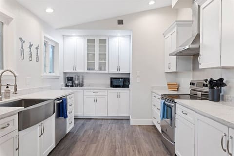 Cook like a pro in this updated kitchen with stainless appliances and tons of counter space.