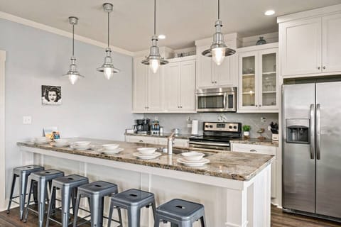 Beautiful Kitchen with stainless appliances, and all the cookware  you'll ever need!