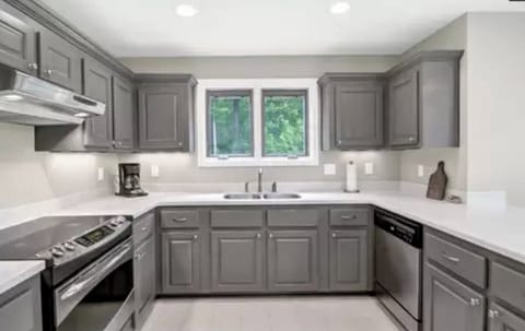 Fully equipped kitchen with breakfast bar