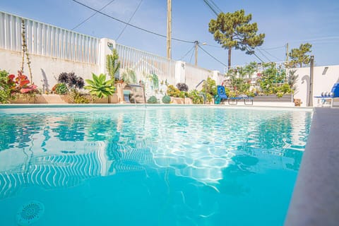 Crystal-clear heated pool with turquoise water — Villa Santi, luxury holiday villa in Aroeira