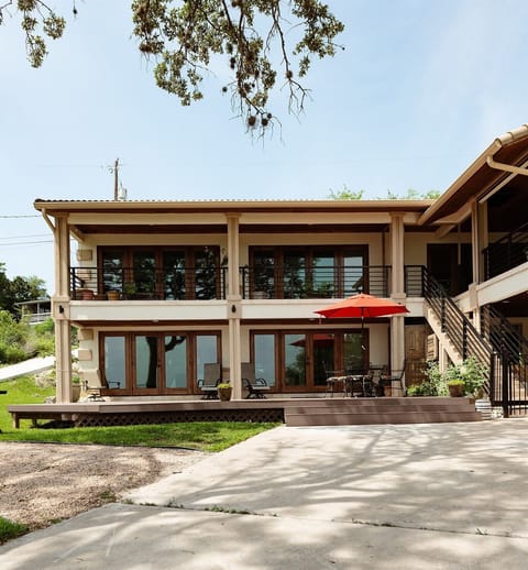 The apt included the whole bottom area. Both sets of french doors.