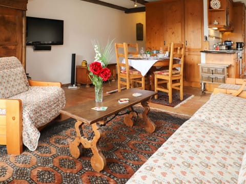 Furniture, Property, Table, Wood, Flower, Picture Frame, Interior Design, Building, Houseplant, Flooring