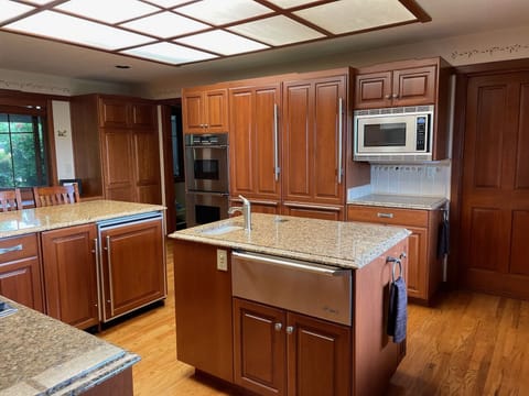 Fully stocked kitchen to meet all your needs!