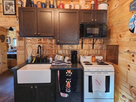 Rookana Maskaw Retreat LLC kitchen1