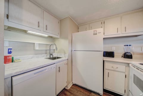 Crisp & clean all white kitchen appliances.