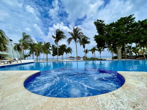 One of the pools with Jaccuzis in Residencias Reef