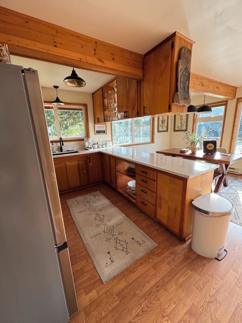 Large island for cooking! Breakfast nook seats 2. 