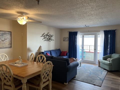 Living and dining room, perfect for relaxing after a day in the sun