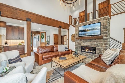 Great Room – Discover the ultimate relaxation and sophistication in our mountainside oasis