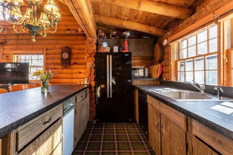 kitchen island and counrtertop 