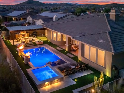 Deset Dreamin: - Outdoor Oasis! New hot tub installed September 2024.