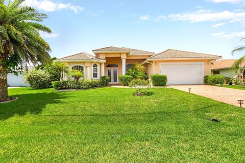 Villa Rosa - Gulf Access Home with heated Pool and Spa 