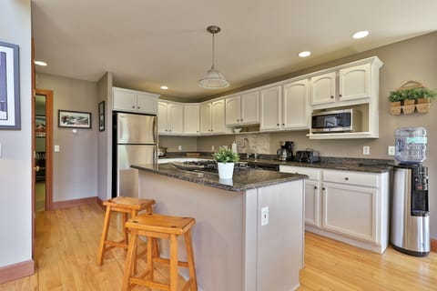Kitchen island with 2 barstools