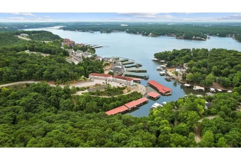 Welcome to this darling condo w a waterfront view!