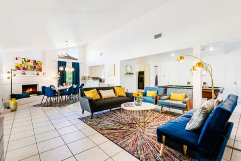 Cheerful and Spacious Family Room and Dining Room