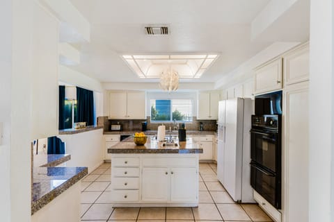 Full Kitchen: Double Oven, Dishwasher, Microwave, Tableware and Cookware...