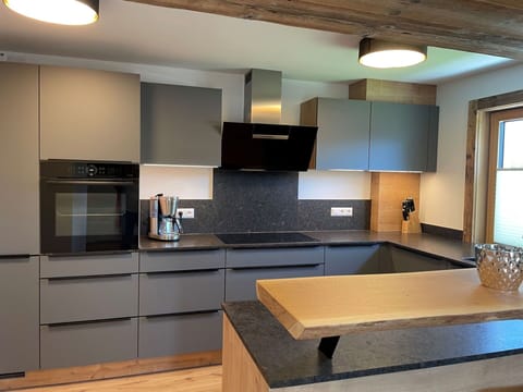 Water, Sky, Property, Plant, Building, Cloud, Swimming Pool, Tree, Residential Area, Grass