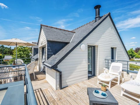 Water, Sky, Property, Plant, Building, Cloud, Swimming Pool, Tree, Residential Area, Grass