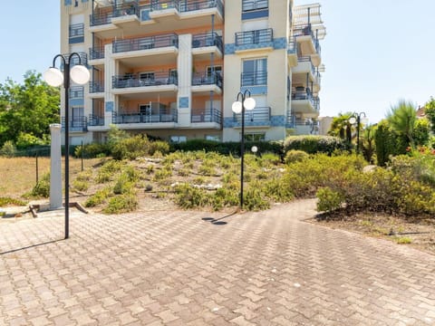 Water, Sky, Property, Plant, Building, Cloud, Swimming Pool, Tree, Residential Area, Grass