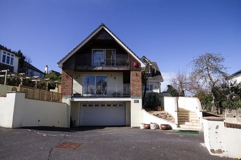 AA 5 Star Orchard House showing drive and entrance