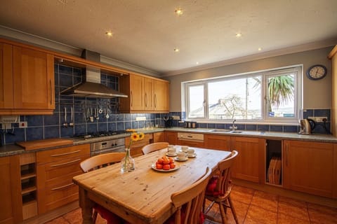 Large fully fitted kitchen - everything you need!!