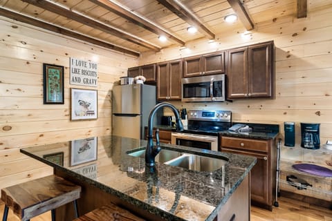 New appliances, Fully Equipped- including Crockpot, Coffee Bar and Waffle Maker!