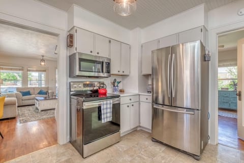From quick breakfasts to family feasts, this kitchen is the perfect space for it all.