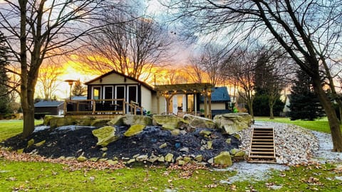 River House Getaway is a cozy cottage tucked away in nature’s beauty