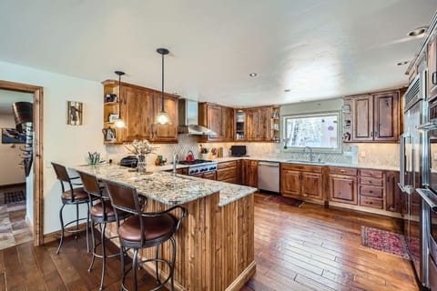 Big kitchen! Entertain your entire group in a chef's kitchen, gas cooktop!