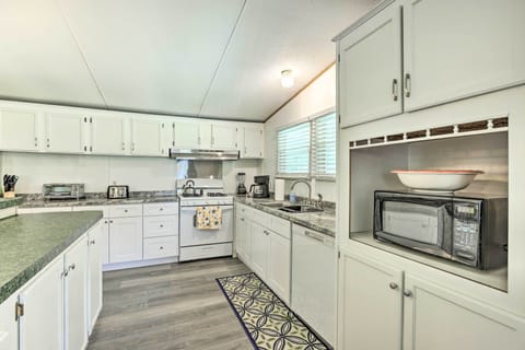 Kitchen | Dishware/Flatware