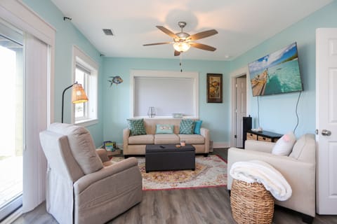 Cozy and chic~ Welcome to Beach View Lower