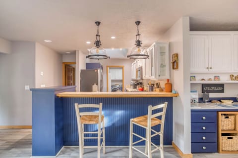 Kitchen seating with Kitchen View