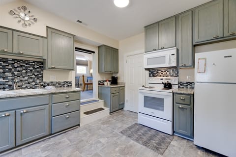 Cook to your heart's desire with electric range and microwave.