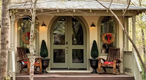 Welcome to The Rosé Retreat!