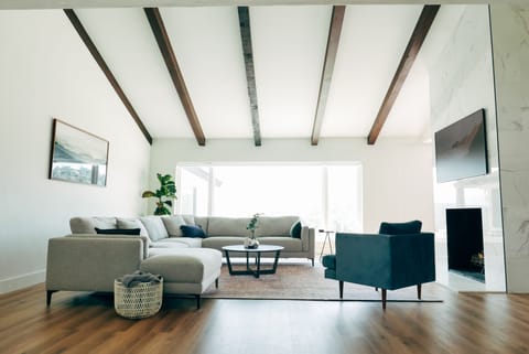 Large living room with vaulted ceiling and plenty of seating for large groups. 