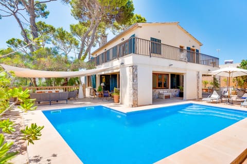 The holiday villa Villa Cala Estancia - Mercedes is located in Can Pastilla, Palma. It has a swimming pool and is located a few meters from the sea. The building has two floors and can accommodate 7 people.