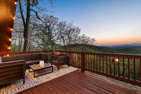 Wine and Dine on the patio. Fully stocked with dinner ware, drink ware and stemless wineglasses - just bring the goods!