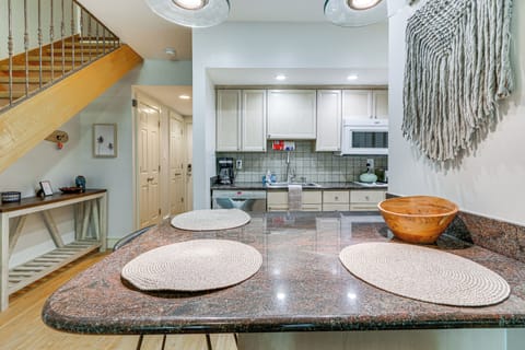 Kitchen | Breakfast Bar | Dishware & Flatware Provided