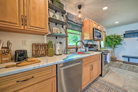 Kitchen | Blender | Pots & Pans | Coffee Grinder | Crockpot | 1st Floor