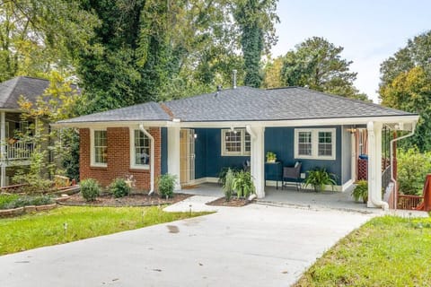 Large driveway offering plenty of parking – convenient and stress-free for all our guests!