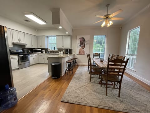 Kitchen and Breakfast/Dining Table