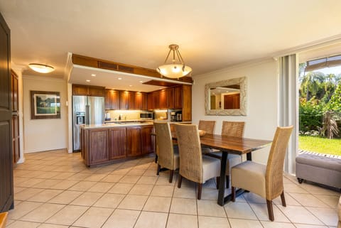 Dining area with seating for 6.